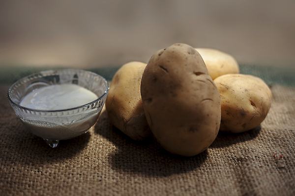 포토 JPG 해외이미지 행복 얼굴 컨셉 표면 감자 아이디어 가면 사람없음 목재 빛 뷰티 갈색 유행 계란 화장품 흰색 화려 고급 상품 인도인 피부 크림 피부관리 주부 날것 성분 노른자 내추럴 광 바디케어 에센스 조이기 핸드메이드 노화 브랜딩 해외202310 해외포토 외국인 나무 감정 컬러 채소 재료 모션 동양인 신체부위 알 파일형식