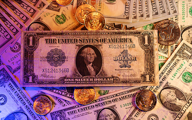 포토 JPG 해외이미지 1 종이 지폐 돈 사람없음 금융 경제 파란색 컬러풀 숫자 달러 동전 미국 저축 시장 재산 주식 충돌 투자 상업 이익 빛망울 빚 수입 우울증 위기 해외202310 해외포토 문자 컬러 북아메리카 비즈니스 빛 질병 파일형식