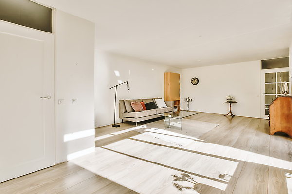 포토 JPG 해외이미지 시계 쿠션 탁자 그림자 사람없음 인테리어 소파 햇빛 문 공간 방 스탠드 나무바닥 해외202310 해외포토 디자인 가구 의자 조명 바닥 태양 파일형식