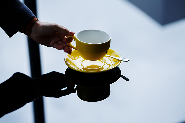 포토 JPG 해외이미지 손 디자인 행복 커피 음료 음식 컬러 백그라운드 컨셉 잎 겨울 오렌지 과일 비즈니스 자연 유리 탁자 아침 건강 사람 사람없음 목재 책 컵 초록색 물 뷰티 갈색 노란색 유행 초콜릿 검은색 봄 머그컵 수확 흰색 뜨거움 플랫 차 떨어짐 정상 오브젝트 위치 카페인 캐모마일 스타일 해외202310 해외포토 주간 자연요소 나무 식물 식기 계절 꽃 감정 가구 농업 재료 재질 디저트 신체부위 허브 생태계 파일형식