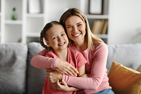 포토 JPG 해외이미지 백인 라이프스타일 여자 딸 행복 감정 어린이 백그라운드 통신 가족 포옹 엄마 친절 주택 함께함 실내 사랑 두명 뷰티 기쁨 흰색 돌봄 카피스페이스 해외202310 해외포토 서양인 컬러 컨셉 관계 안기 모션 사람 내부 건물 생활 공백 파일형식