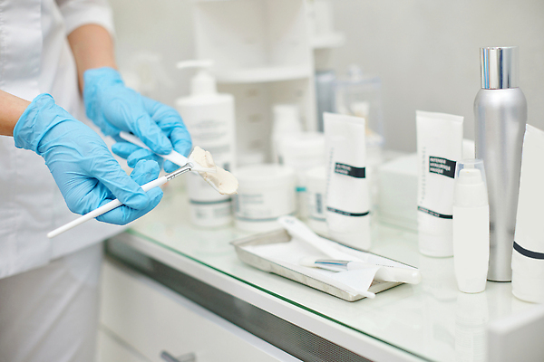 포토 JPG 해외이미지 라이프스타일 손 여자 얼굴 장갑 컨셉 신체 건강 병원 관리 사람 사람없음 치료 파란색 뷰티 상점 스파 화장품 흰색 붓 항아리 보호 상품 컨테이너 미용사 피부 크림 순수 주걱 로션 스킨케어 테라피 내추럴 돌봄 보습 수분크림 위생관리 해외202310 해외포토 직업 잡화 산업 컬러 의학 모션 주방용품 생활 신체부위 도자기 파일형식