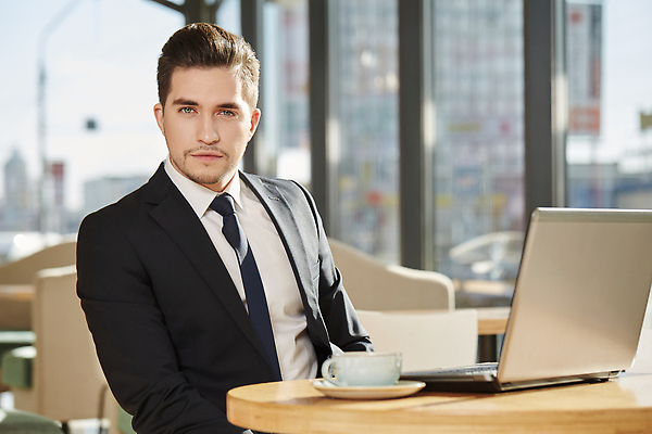 포토 JPG 해외이미지 직업 라이프스타일 남자 행복 여유 커피 음료 비즈니스 사업가 성공 노동자 수염 실내 한명 정장 30대 노트북 디지털 식당 카페 기쁨 타이핑 업무 작업 비즈니스맨 자신감 차 아침식사 연결 경영자 온라인 점심식사 심각 해외202310 해외포토 1 옷 감정 컨셉 사람 내부 생활 장년 전자제품 상점 식사 직장인 리더 파일형식