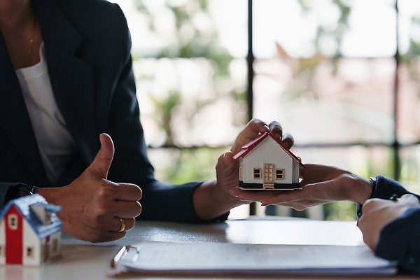 포토 JPG 해외이미지 모델 직업 손 사업가 성공 열쇠 부동산 아파트 주택 사람 사람없음 금융 사무실 판매 세일 거래 비즈니스맨 재산 구매 상담원 중개인 고객 계약 주기 문서 상업 서명 주인 회계 보험 대출 경영 렌탈 승인 조언 소유 해외202310 해외포토 남자 컨셉 비즈니스 모션 건물 신체부위 경제 쇼핑 직장인 사무원 파일형식