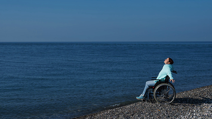 포토 JPG 해외이미지 백인 여자 행복 무기 바다 날개 의자 교통시설 바람 휴식 건강 관리 한명 앉기 해변 야외 여름 햇빛 맑음 희망 펼침 기쁨 꿈 낭만 자유 조약돌 도움 바퀴 장애인 사건 휠체어 테라피 내추럴 장애 돌봄 무료 해외202310 해외포토 자연요소 서양인 1 계절 감정 가구 교통 컨셉 모션 날씨 사람 태양 뷰티 돌_바위 시설 파일형식