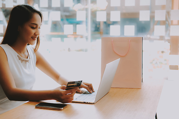 포토 JPG 해외이미지 손 여자 인터넷 가방 한명 노트북 쇼핑 컴퓨터 잡기 신용카드 구매 무선전화기 고객 상업 결제 온라인 전자상거래 해외202310 해외포토 1 잡화 모션 사람 신체부위 금융 전자제품 전화기 파일형식