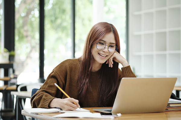 포토 JPG 해외이미지 학생 외관 교육 컨셉 의자 교실 책장 한명 10대 책 노트북 학습 스터디 독서 시험 작업실 도서관 강의 신학기 대학교 문학 과제 모음 온라인 과외 온라인강의 해외202310 해외포토 1 가구 학교 청소년 수업 사람 한글 전자제품 파일형식 언택트