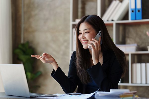 포토 JPG 해외이미지 백인 직업 1 라이프스타일 응시 여자 남자 행복 비즈니스 사업가 통신 모바일 직장 실내 대화 한명 미소 사람 앉기 성인 노트북 스마트폰 핸드폰 컴퓨터 사무실 뷰티 업무 작업 비즈니스맨 비즈니스우먼 자신감 연결 사이버 책상 경영자 부름 온라인 경영 카피스페이스 해외202310 해외포토 서양인 시선 감정 가구 회사 모션 표정 말하기 내부 생활 전자제품 스마트기기 공백 직장인 리더 파일형식