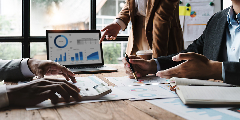 포토 JPG 해외이미지 직업 여자 남자 비즈니스 통신 성공 회의 그래프 협력 설계 실내 대화 사람 성인 두명 가로 금융 노트북 컴퓨터 사무실 자료 정보 업무 작업 비즈니스맨 비즈니스우먼 그룹 계획 토론 분석 동료 보고서 문서 투자 경영 마케팅 프로젝트 성인만 브레인스토밍 해외202310 해외포토 컨셉 관계 말하기 내부 경제 전자제품 직장인 파일형식