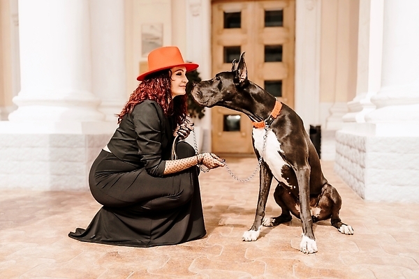 포토 JPG 해외이미지 전신 한마리 건축물 여자 반려견 한명 성인 야외 옆모습 마주보기 산책 잡기 대형견 목줄 웅크림 성인여자한명만 그레이트덴 해외202310 해외포토 1 건축 뷰포인트 모션 휴식 사람 반려동물 개 여자한명만 성인여자만 파일형식 반려용품