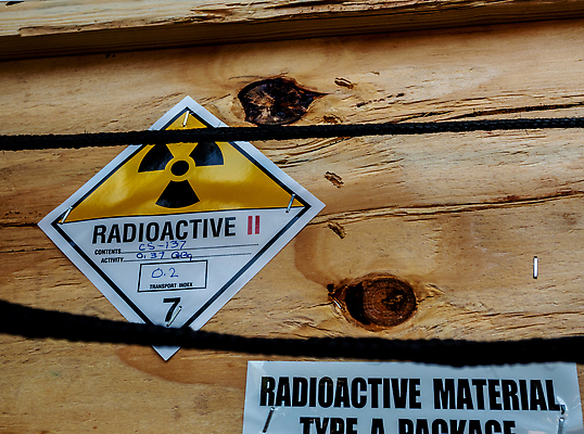 포토 JPG 해외이미지 산업 스티커 교통시설 경고 안전 사람없음 목재 상자 갈색 노란색 라벨 화물 환경오염 보호 위험 나무상자 컨테이너 천 심볼 사인 질감 패키지 수납 무거움 타입 원자력 그런지 방사능 방사선 수목 주목 해외202310 해외포토 나무 컬러 교통 컨셉 재료 프레임 에너지 운송업 직물 무게 시설 파일형식