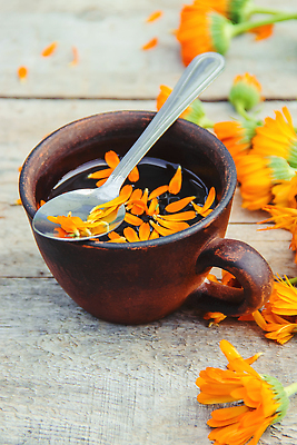 포토 JPG 해외이미지 꽃잎 꽃 사람없음 주황색 찻잔 티스푼 해외202310 해외포토 식물 컬러 잔 숟가락 파일형식