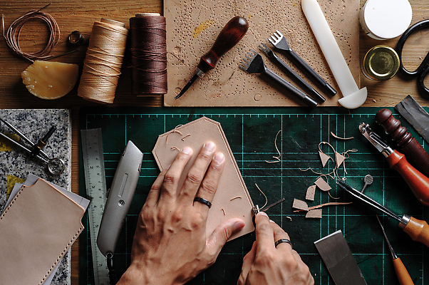 포토 JPG 해외이미지 산업 선 기술 육류 사람 사람없음 장비 수확 도구 시골 작업 클래식 제조 낟알 바느질 가죽 천 피부 책상 오브젝트 질감 날것 날카로움 수공예 DIY 숨김 내추럴 공예가 방법 소가죽 솜씨 진짜 핸드메이드 해외202310 해외포토 가구 컨셉 농업 식재료 취미 신체부위 직물 공예 파일형식