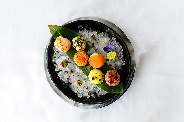 포토 JPG 해외이미지 접시 꽃 잎 사람없음 얼음 초밥 분위기 고추냉이 플레이팅 해외202310 해외포토 자연요소 식물 식기 컨셉 양념 상차림 일본음식 파일형식