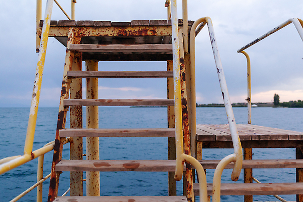 포토 JPG 해외이미지 호수 파도 바다 여행 백그라운드 사다리 자연 하늘 휴가 휴식 항해 풍경 사람없음 목재 물 여름 파란색 뷰티 계단 금속 항구 수영 산책 산책로 큼 갑판 부식 휴양지 포트 단계 옛날 철강 해외202310 해외포토 자연요소 나무 계절 길 컬러 컨셉 배_교통 재료 교통시설 재질 장소 도구 수상스포츠 크기 생태계 파일형식