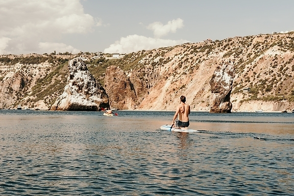 포토 JPG 해외이미지 라이프스타일 여자 남자 스포츠 여행 자연 아침 휴가 휴식 산 건강 한명 사람 야외 옆모습 물 여름 강 햇빛 뷰티 일출 검은색 강사 수상스포츠 서핑 선탠 명상 휴양지 정사각형 해외202310 해외포토 주간 자연요소 도형 직업 1 계절 뷰포인트 컬러 컨셉 생활 태양 노을 장소 생태계 파일형식