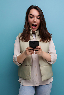 포토 JPG 해외이미지 백인 모델 긴머리 여자 행복 벽 컨셉 셔츠 텍스트 통신 모바일 갈색머리 실내 한명 미소 스마트폰 핸드폰 조끼 네트워크 메시지 온라인 고립 문자메시지 소셜 직진 채팅 카피스페이스 해외202310 해외포토 서양인 1 헤어스타일 감정 상의 표정 사람 내부 전자제품 스마트기기 공백 외투 파일형식