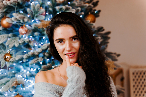 포토 JPG 해외이미지 나무 백인 라이프스타일 계절 여자 행복 얼굴 컨셉 크리스마스 겨울 휴가 새로움 새해 선물 한명 미소 사람 장식 상자 뷰티 어둠 놀람 축하 표현 오픈 생일 야간 12월 마법 크리스마스이브 해외202310 해외포토 자연요소 서양인 식물 1 기념일 감정 표정 생활 신체부위 날짜 파일형식