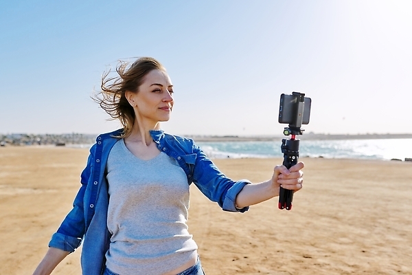 포토 JPG 해외이미지 백인 라이프스타일 여자 행복 모래 바다 40대 중년 여행 인터넷 통신 자연 모바일 휴가 대화 한명 미소 사람 야외 물 여름 스마트폰 핸드폰 개울 기자 휴양지 부름 온라인 동영상 남쪽 블로거 채팅 프리랜서 생존 1인미디어 해외202310 해외포토 자연요소 서양인 직업 1 계절 감정 모션 표정 말하기 성인 생활 전자제품 스마트기기 강 장소 방향 생태계 방송 파일형식