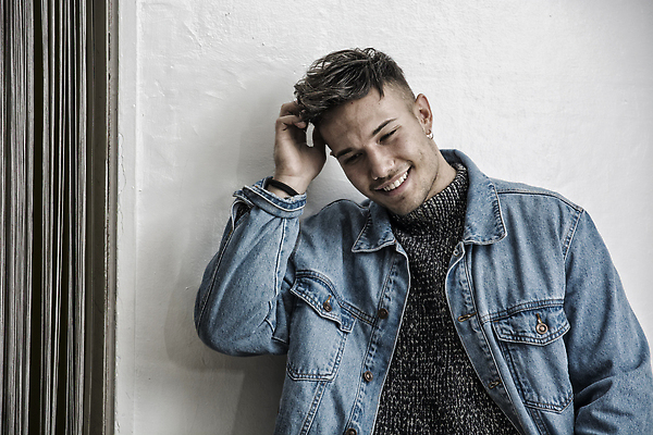 포토 JPG 해외이미지 백인 1 응시 남자 행복 얼굴 백그라운드 성공 실내 한명 서기 미소 사람 동양인 성인 재킷 흰색 청바지 자신감 고독 시원함 유혹 스웨터 싱글 솔깃 해외202310 해외포토 서양인 시선 감정 컬러 컨셉 상의 바지 모션 표정 인종 내부 신체부위 외투 파일형식