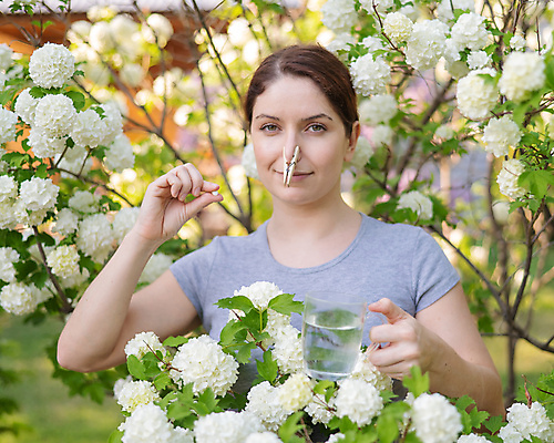 포토 JPG 해외이미지 응시 여자 꽃 잎 잔 한명 들기 상반신 성인 야외 알약 나뭇가지 물컵 나무집게 비염 성인여자한명만 해외202310 해외포토 나무 식물 1 식기 시선 모션 집게 사람 목재 컵 약 여자한명만 성인여자만 파일형식