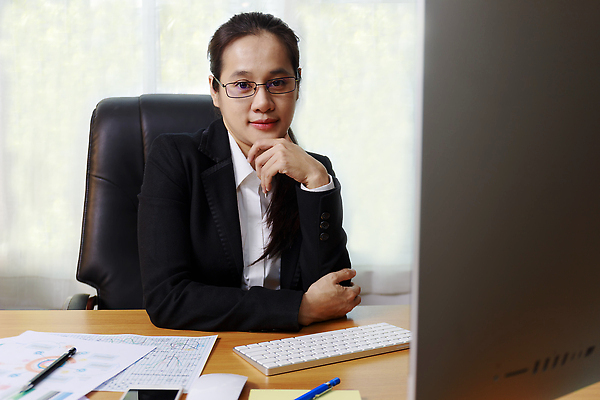 포토 JPG 해외이미지 직업 여자 종이 컨셉 인터넷 회사 비즈니스 통계 그래프 설계 주택 한명 사람 앉기 금융 경제 노트북 컴퓨터 사무실 디지털 스크린 모니터 자료 웹 장비 거래 정보 업무 작업 비즈니스우먼 네트워크 시장 주식 책상 분석 무역 보고서 신분 온라인 프리랜서 해외202310 해외포토 1 산업 가구 모션 건물 전자제품 직장인 파일형식