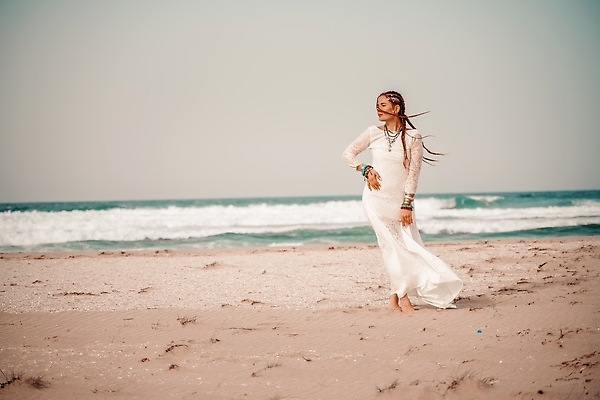 포토 JPG 해외이미지 모델 라이프스타일 드레스 여자 행복 모래 바다 결혼 백그라운드 장신구 자연 하늘 관리 한명 사람 앉기 성인 야외 물 여름 뷰티 유행 자유 흰색 뜨개질 선탠 은색 정상 보석 부족 내추럴 무료 히피 스타일 세련 해외202310 해외포토 자연요소 1 옷 계절 감정 컬러 컨셉 모션 이벤트 취미 생활 광석 생태계 파일형식