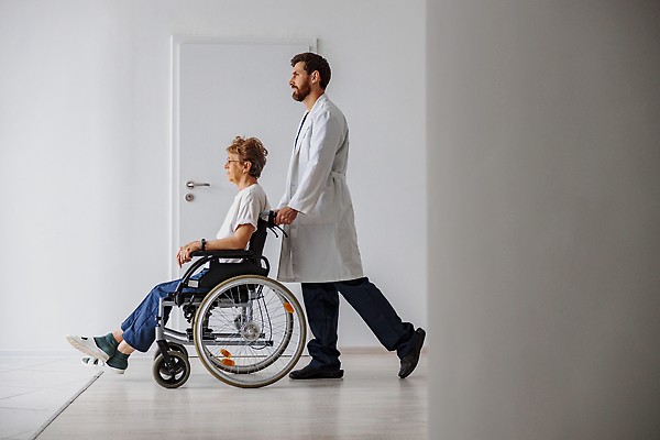 포토 JPG 해외이미지 백인 직업 여자 노년 남자 행복 컨셉 유니폼 청진기 응원 건강 병원 대화 사람 두명 약 방 고통 환자 간호사 의사 도움 바퀴 홀 복도 장애인 간호 휠체어 적재 장애 돌봄 옛날 치료사 헬프 해외202310 해외포토 서양인 옷 감정 의학 의료기기 모션 말하기 성인 공간 의료진 파일형식