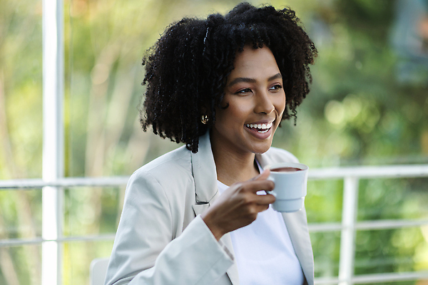 포토 JPG 해외이미지 직업 1 여자 행복 커피 흑인 비즈니스 CEO 사업가 성공 아침 노동자 거리 한명 서기 미소 사람 정장 성인 야외 컵 사무실 식당 검은색 공백 카페 머그컵 마시기 잡기 도시 업무 비즈니스우먼 자신감 경영자 경영 단절 밀레니얼 해외202310 해외포토 주간 서양인 식기 옷 감정 음료 컬러 컨셉 모션 표정 경제 상점 작업 직장인 리더 파일형식