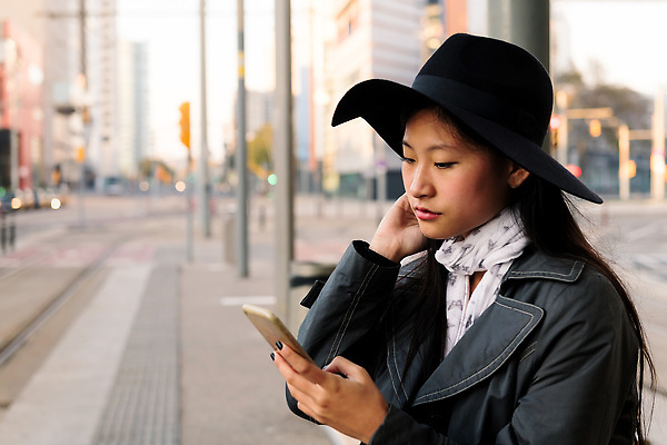 포토 JPG 해외이미지 라이프스타일 응시 여자 여행 통신 교통시설 청소년 모바일 버스 한명 사람 앉기 가로 스마트폰 독서 유행 일본 중국 코트 도시 비즈니스우먼 기다림 메시지 우아함 도심 역 연결 전화기 상담 출퇴근 전차 일반 단상 채팅 카피스페이스 해외202310 해외포토 1 시선 아시아 육상교통 교통 컨셉 비즈니스 모션 대중교통 생활 핸드폰 스마트기기 공백 외투 직장인 시설 파일형식