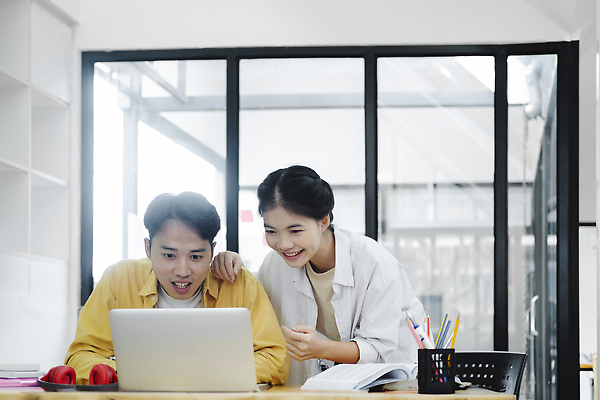 포토 JPG 해외이미지 직업 학생 행복 회사 비즈니스 사업가 통신 성공 회의 협력 설계 기념 함께함 두명 사무실 기쁨 도전 축하 우승 작업 비즈니스맨 비즈니스우먼 그룹 계획 토론 종업원 동료 흥분 해결 골 필승 콜라보레이션 해외202310 해외포토 여자 남자 감정 컨셉 관계 사람 최고 직장인 파일형식