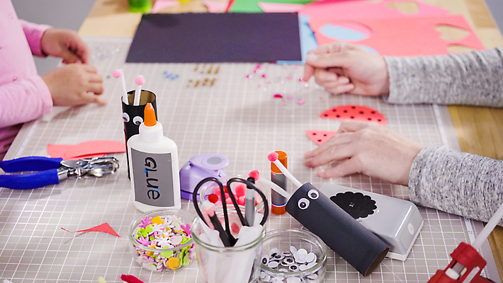 포토 JPG 해외이미지 무료이미지 손 교육 종이 가위 미술 취미 신체부위 학습 도구 색종이 공작시간 접착풀 해외202310 해외포토 문화예술 문구용품 사람 풀_접착제 파일형식 무료콘텐츠