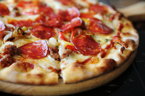 포토 JPG 해외이미지 전통 음식 조각 토마토 탁자 치즈 피자 마늘 육류 요리 사람없음 빨간색 검은색 식사 저녁식사 이탈리아 껍질 신선 뜨거움 소시지 맛 폐기물 굽기 속도 매움 햄 슬라이스 점심식사 모짜렐라치즈 살라미 페퍼로니 해로움 핸드메이드 맛있는 해외202310 해외포토 유럽 컬러 가구 컨셉 채소 식재료 유제품 패스트푸드 서양음식 가공식품 쓰레기 구이 파일형식