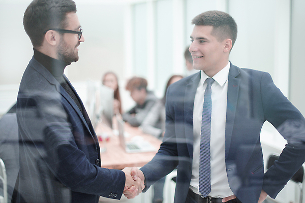 포토 JPG 해외이미지 직업 응시 남자 2 회사 비즈니스 사업가 통신 유리 성공 협력 설계 노동자 아이디어 직장 함께함 실내 서기 사람 여러명 사무실 거래 비즈니스맨 자신감 그룹 대표 동료 직원 경영자 경영 해외202310 해외포토 시선 감정 다수 컨셉 관계 모션 재질 내부 직장인 리더 파일형식