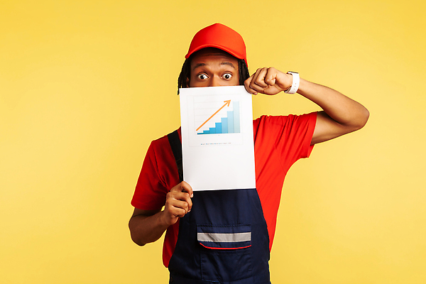 포토 JPG 해외이미지 남자 흑인 유니폼 회사 비즈니스 청소년 통계 그래프 노동자 실내 작업복 한명 사람 그래픽 금융 자료 성장 기술자 엔지니어 수리 목수 분석 서비스 정비공 주인 유지 월급 건축업자 고립 골 노란배경 배관공 수입 숨기 재주꾼 차고 해외202310 해외포토 서양인 직업 1 옷 건축 백그라운드 컨셉 모션 내부 경제 노란색 파일형식