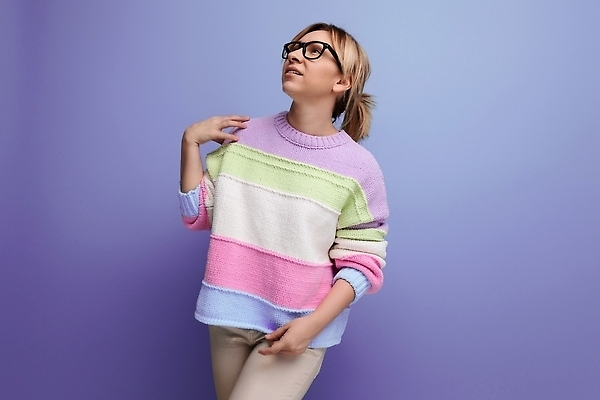 포토 JPG 해외이미지 헤어스타일 여자 행복 안경 얼굴 포즈 백그라운드 손가락 성공 프레임 실내 한명 사람 뷰티 유행 귀여움 보라색 낭만 우아함 가득함 날씬함 스마트 흥분 라벤더 라일락 고립 스타일 카피스페이스 해외202310 해외포토 1 손 잡화 꽃 감정 컬러 컨셉 내부 신체부위 공백 허브 몸매 파일형식