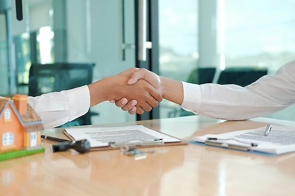 포토 JPG 해외이미지 무료이미지 손 부동산 악수 주택 신체부위 거래 구매 중개인 고객 건축모형 부동산매매 부동산거래 부동산중개인 해외202310 해외포토 직업 사람 손짓 건물 쇼핑 모형 재산 파일형식 무료콘텐츠