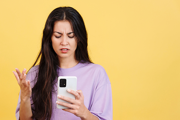 포토 JPG 해외이미지 백인 응시 인터넷 청소년 모바일 실내 표정 한명 서기 스마트폰 컬러풀 독서 손상 키보드 메시지 찡그림 인디언 연결 불안 사이버 집중 서비스 고민 전자 문제 긴장 히스패닉 빈털터리 노란배경 배려 소셜 심각 위기 트러블 헬프 카피스페이스 해외202310 해외포토 서양인 1 시선 감정 컬러 백그라운드 컨셉 모션 아메리카 사람 내부 핸드폰 스마트기기 노란색 공백 도움 파일형식