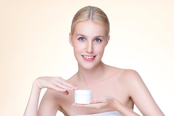 포토 JPG 해외이미지 응시 여자 한명 들기 상반신 성인 앞모습 뷰티 공병 수분크림 성인여자한명만 해외202310 해외포토 1 시선 뷰포인트 모션 사람 화장품 병_담는 여자한명만 성인여자만 파일형식