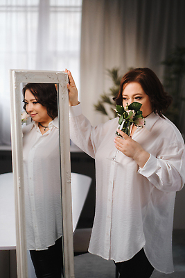 포토 JPG 해외이미지 1 꽃 음료 분홍색 꽃다발 와이셔츠 유리 휴가 주택 주류 한명 서기 성인 내부 사무실 장미 반사 봄 거울 흰색 신선 개화 해외202310 해외포토 식물 계절 컬러 셔츠 비즈니스 모션 재질 사람 건물 파일형식