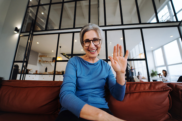 포토 JPG 해외이미지 백인 라이프스타일 응시 여자 할머니 여유 파도 휴식 주택 실내 건강 한명 미소 웃음 사람 성인 카메라 귀여움 방 회색 흰색 중앙 60대 은퇴 긍정 세대 해외202310 해외포토 서양인 1 시선 노년 감정 바다 컬러 컨셉 표정 내부 건물 생활 전자제품 파일형식