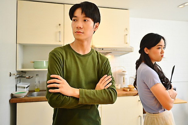 포토 JPG 해외이미지 라이프스타일 부부 응시 여자 남자 남편 들기 상반신 성인 두명 앞모습 옆모습 팔짱 주방 아내 싸움 뒤집개 삐침 성인만 해외202310 해외포토 커플 시선 감정 뷰포인트 모션 주방용품 사람 생활 파일형식