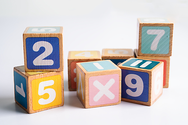 포토 JPG 해외이미지 무료이미지 교육 사람없음 숫자 수학 계산 수학기호 나무블록 해외202310 해외포토 문자 기호 교과목 목재 블록 파일형식 무료콘텐츠