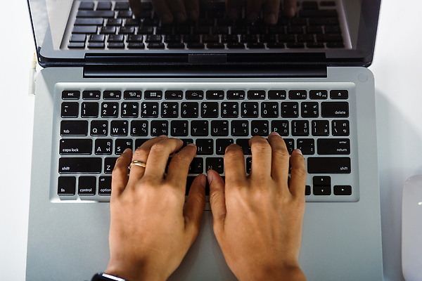 포토 JPG 해외이미지 직업 손 여자 교육 남자 인터넷 비즈니스 통신 손가락 탁자 주택 직장 실내 관리 한명 사람 앉기 동양인 노트북 컴퓨터 사무실 스크린 공책 자료 웹 타이핑 키보드 업무 작업 이메일 연결 책상 바쁨 언론 온라인 프로그래머 해외202310 해외포토 1 가구 회사 모션 문구용품 인종 내부 건물 신체부위 전자제품 파일형식