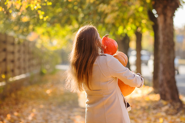 포토 JPG 해외이미지 모자 계절 여자 꽃 행복 여유 음식 컬러 밭 농업 채소 오렌지 호박 휴가 한명 미소 사람 야외 장식 농작물 농장 할로윈 수확 성장 가을 흰색 등불 축하 시장 큼 유기농 원예 마녀 추수감사절 스쿼시 10월 밭일 비건 해외202310 해외포토 식물 1 웰빙 잡화 감정 산업 기독교 스포츠 컨셉 과일 조명 표정 취미 구기 날짜 크기 채식주의자 파일형식