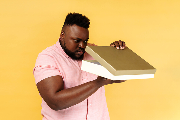 포토 JPG 해외이미지 스튜디오촬영 남자 흑인 청소년 휴가 수염 기념 실내 선물 한명 사람 이벤트 상자 뷰티 판매 놀람 고통 슬픔 축하 인사 잡기 생일 축복 호기심 고립 관심 노란배경 해외202310 해외포토 서양인 1 기념일 감정 백그라운드 컨셉 모션 표정 내부 노란색 예절 파일형식