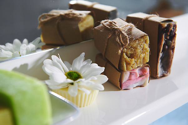 포토 JPG 해외이미지 꽃 꽃무늬 휴식 건강 사람없음 치료 뷰티 스파 화목 거울 욕실 신선 바 고급 씻기 상품 허브 순수 유기농 향기 비누 향 스킨케어 아로마테라피 샴푸 내추럴 바디케어 위생관리 정물화 캐모마일 핸드메이드 해외202310 해외포토 식물 웰빙 컨셉 무늬 의학 관리 위생용품 청결 그림 냄새 테라피 파일형식