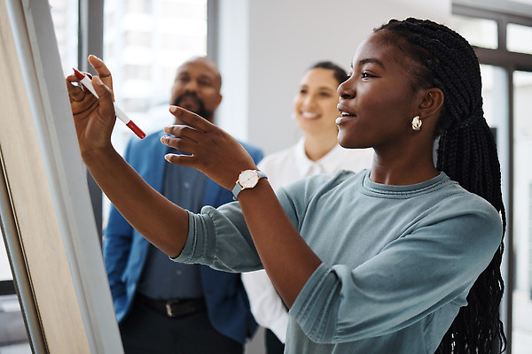 포토 JPG 해외이미지 응시 여자 남자 비즈니스 창문 회의 함께함 들기 상반신 성인 옆모습 세명 펜 귀걸이 칠판 기록 손목시계 주머니손 성인만 해외202310 해외포토 시선 뷰포인트 시계 컨셉 장신구 모션 사람 필기구 파일형식