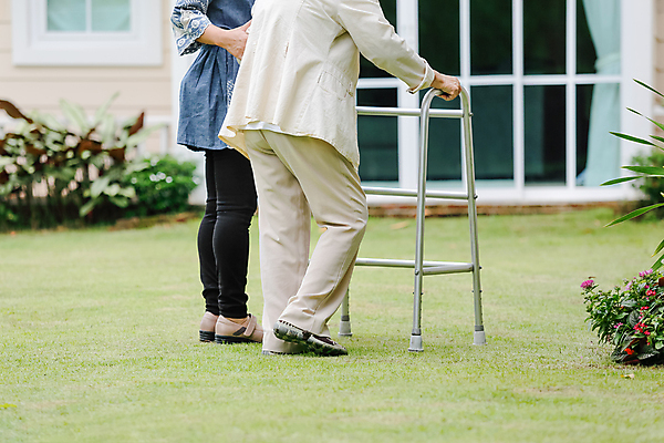 포토 JPG 해외이미지 전신 무료이미지 여자 노년 딸 할머니 지팡이 동양인 성인 야외 두명 옆모습 뒷모습 걷기 산책 잡기 도움 돌봄 뒤뜰 보조기구 보행기 부축 여자만 해외202310 해외포토 뷰포인트 컨셉 가족 모션 휴식 사람 인종 기구 파일형식 무료콘텐츠