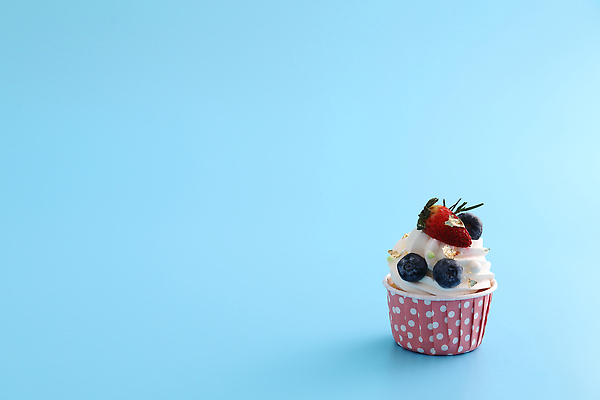 포토 JPG 해외이미지 딸기 사람없음 장식 한개 달콤 컵케이크 생크림 파란배경 블루베리 금박장식 카피스페이스 해외202310 해외포토 1 백그라운드 과일 파란색 케이크 공백 맛 크림 파일형식